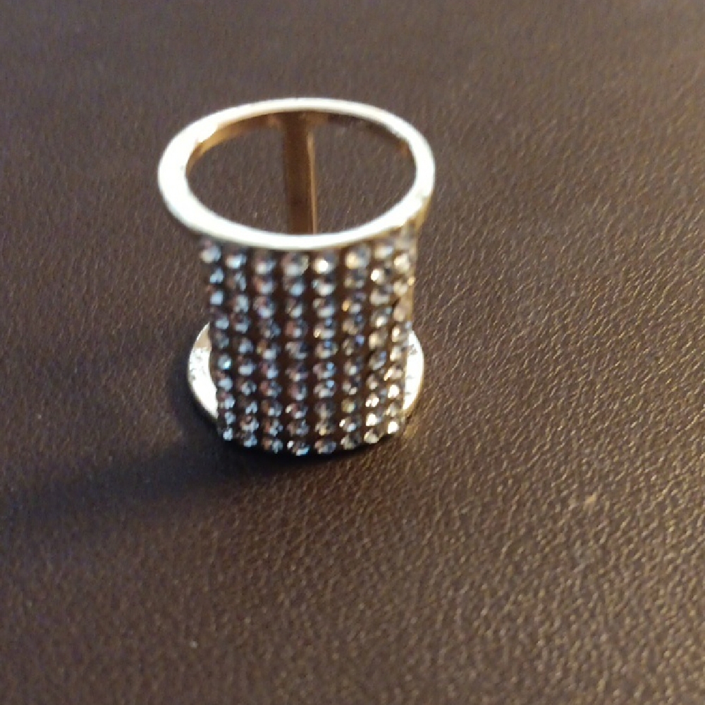 Elegant Silver Crystal Ring - Picture 1 of 4